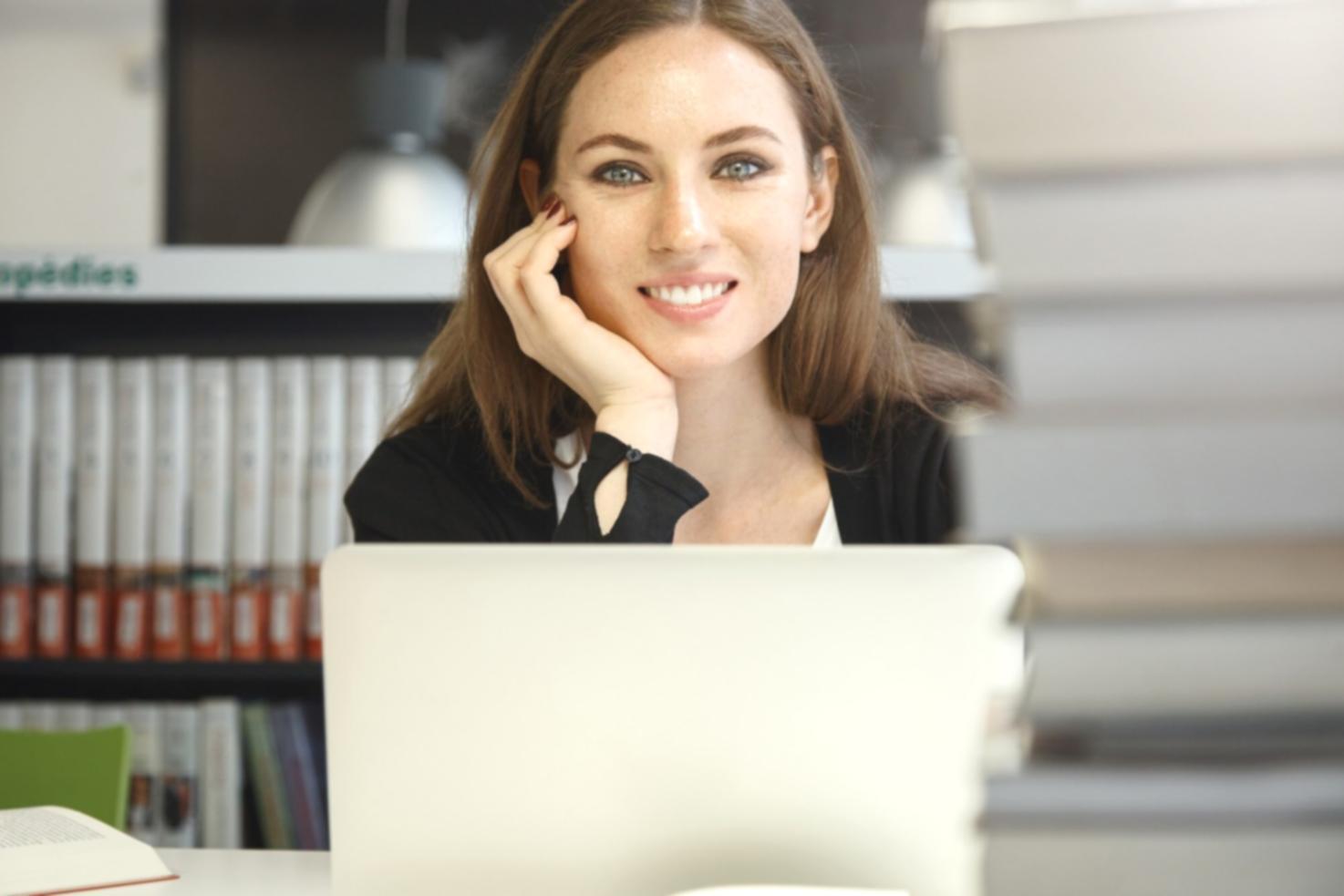 Equipo de profesionales planificando estrategias colaborativas